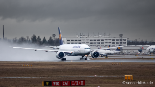 Eine B777-200 auf der Startbahn West