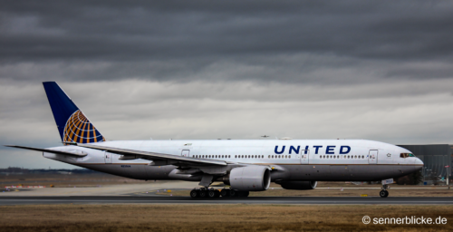 United B777-222ER