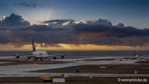 Eine A380-800 wird zur Lufthansa Wert geschleppt