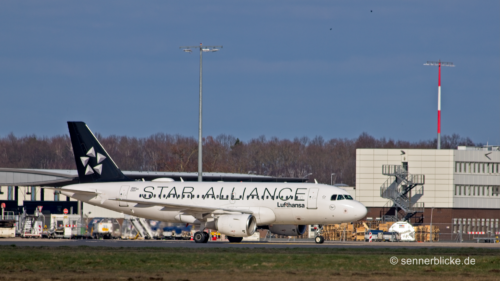 A319-100 rollt zum Gate