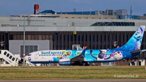 TC-SNU SunExpress B737-8HC(WL) am rollen