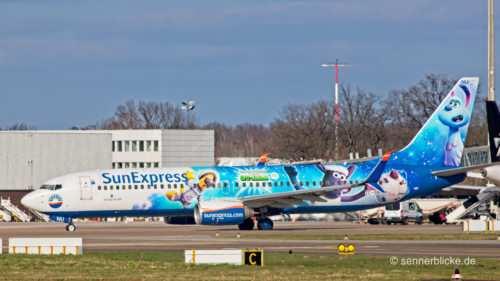 TC-SNU SunExpress B737-8HC(WL) auf dem Taxiway