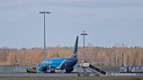 Prime Air B737-86N)(WL) wird entladen