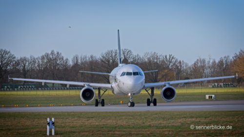 Lufthansa A319-100 rollt auf die Startbahn
