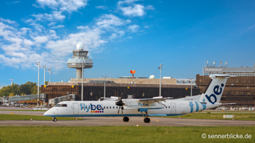 Dash 8 auf der Landebahn