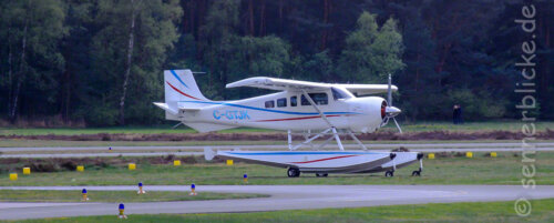 Ein Wasserflugzeug beim Flugplatz Windelsbleiche
