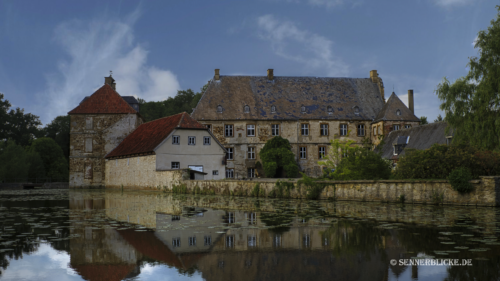 Das Wasserschloss Tatenhausen bei Halle in Westf. in seiner ganzen Pracht im Mai 2022