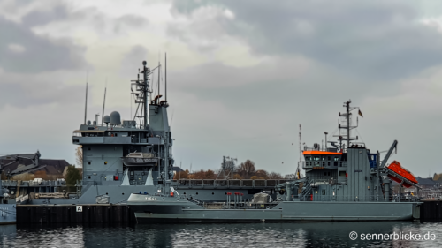 Ölauffangschiffen Y1644 im Marinehafen Kiel